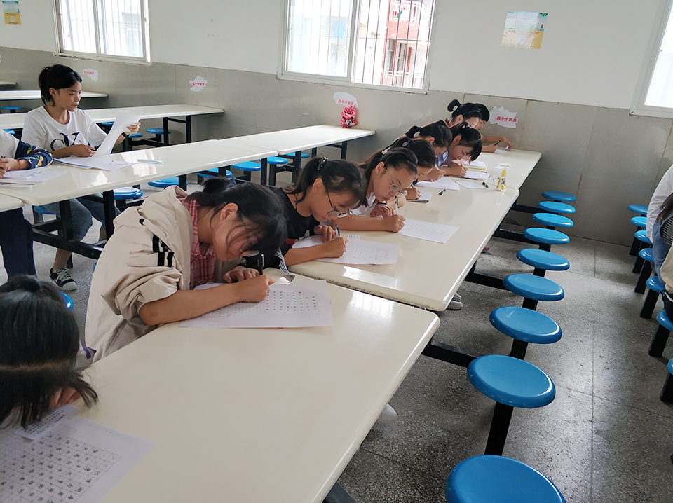 ���|Ů�ӌWУ